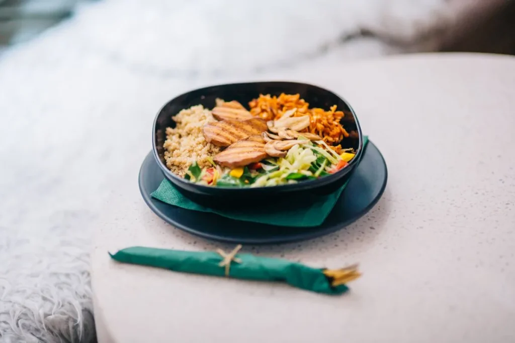 Prato equilibrado com frango, quinoa e vegetais, alimentação para SOP com Peterson Mendes, nutricionista na Barra da Tijuca