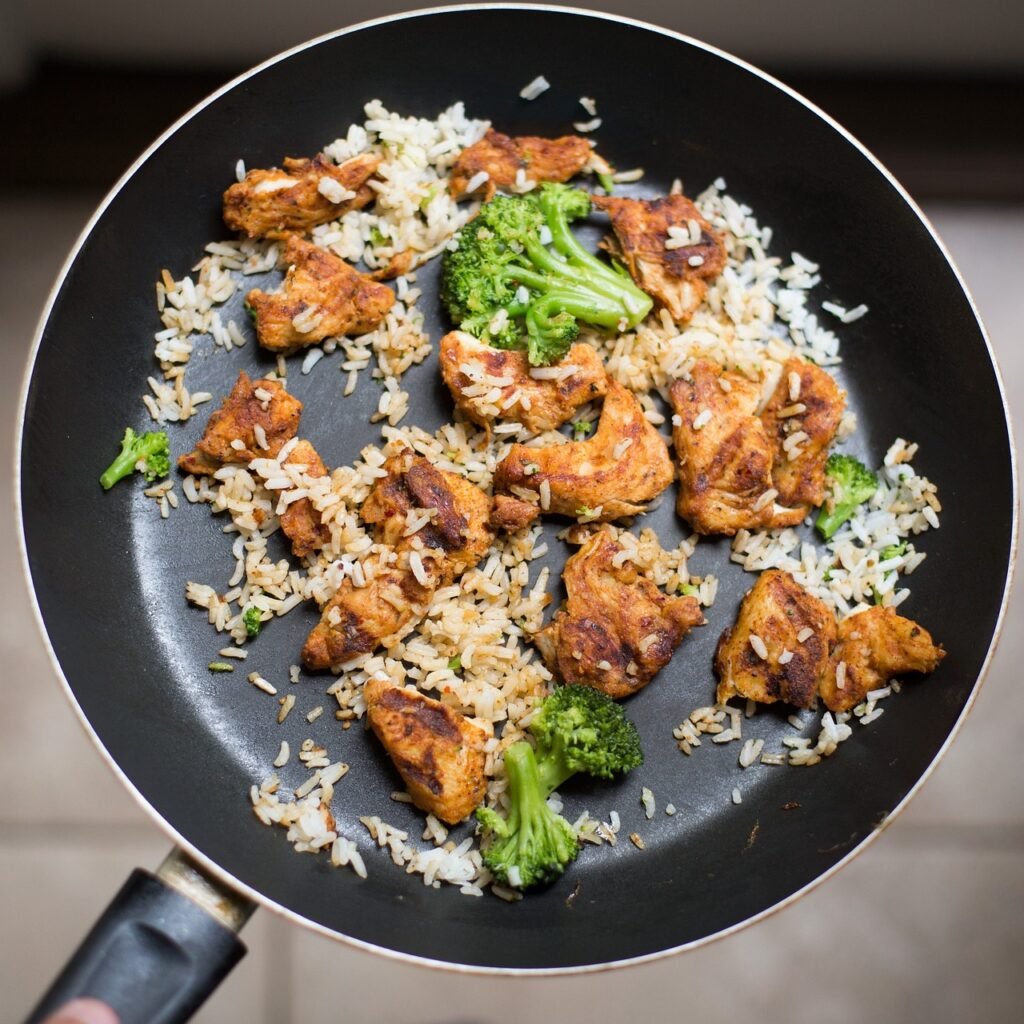 Prato de frango com legumes, exemplo de refeição na dieta para treino