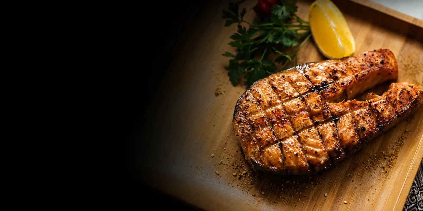 Salmão grelhado com limão e ervas, fonte de proteína