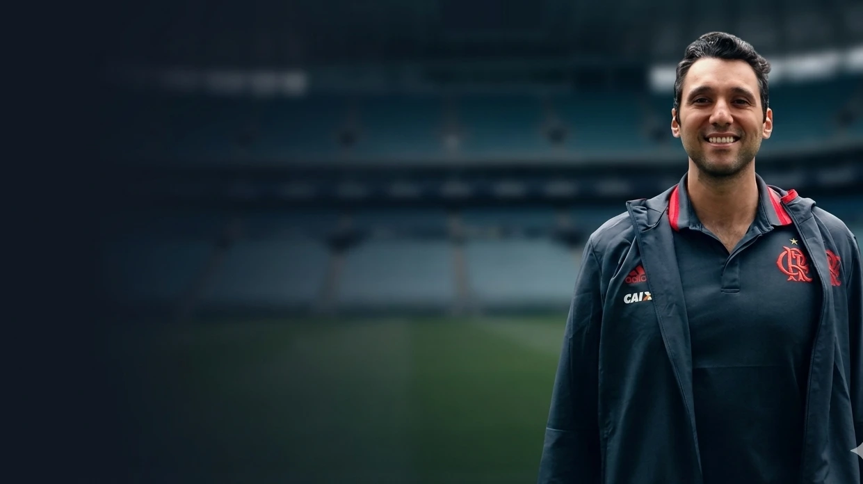 Peterson Mendes, nutricionista esportivo, com o agasalho do Flamengo no estádio