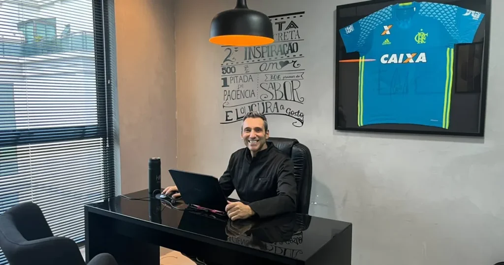 Peterson Mendes, nutricionista esportivo, sentado à mesa do consultório na Barra da Tijuca